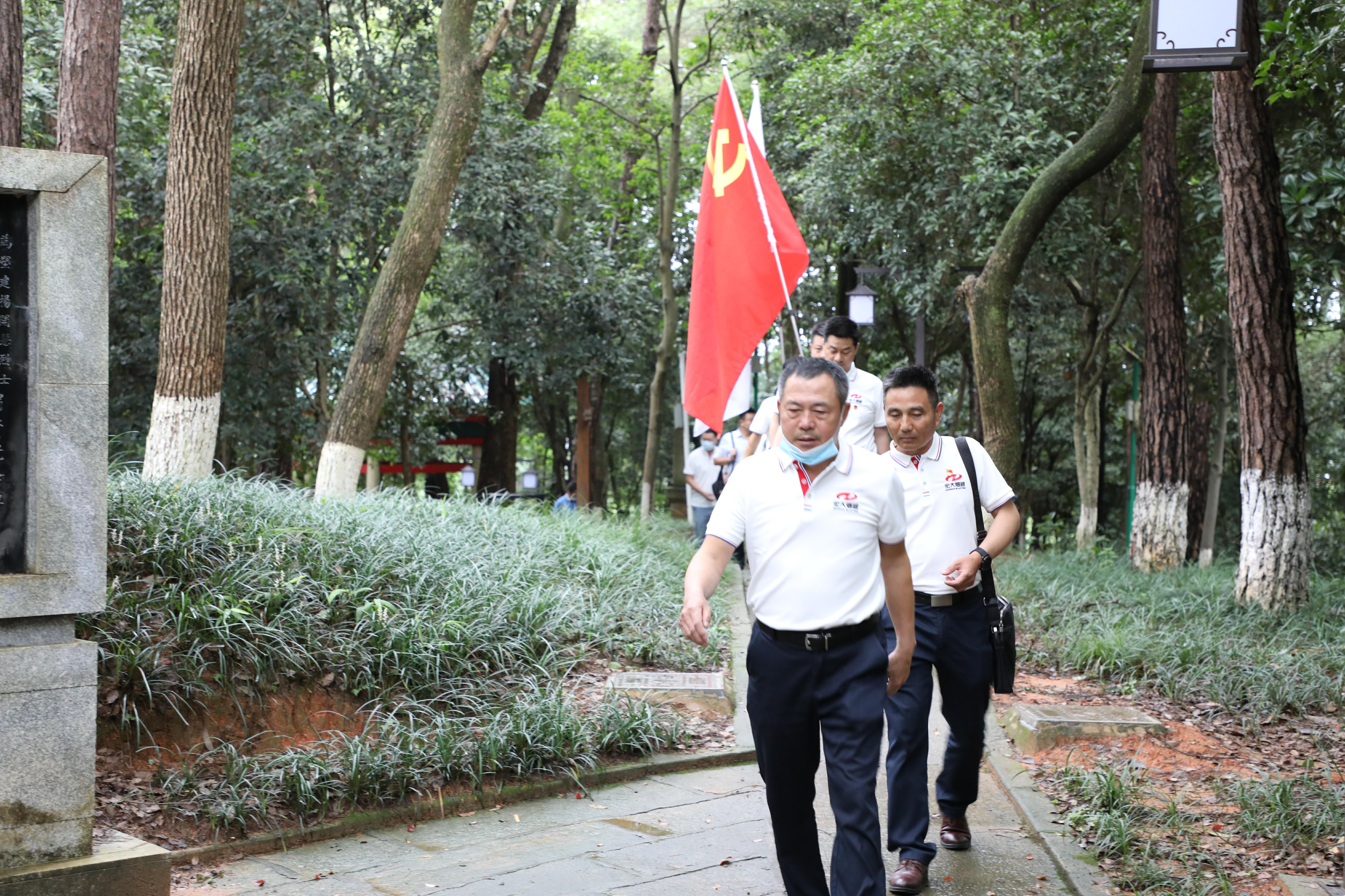 扫墓1.JPG..jpg
